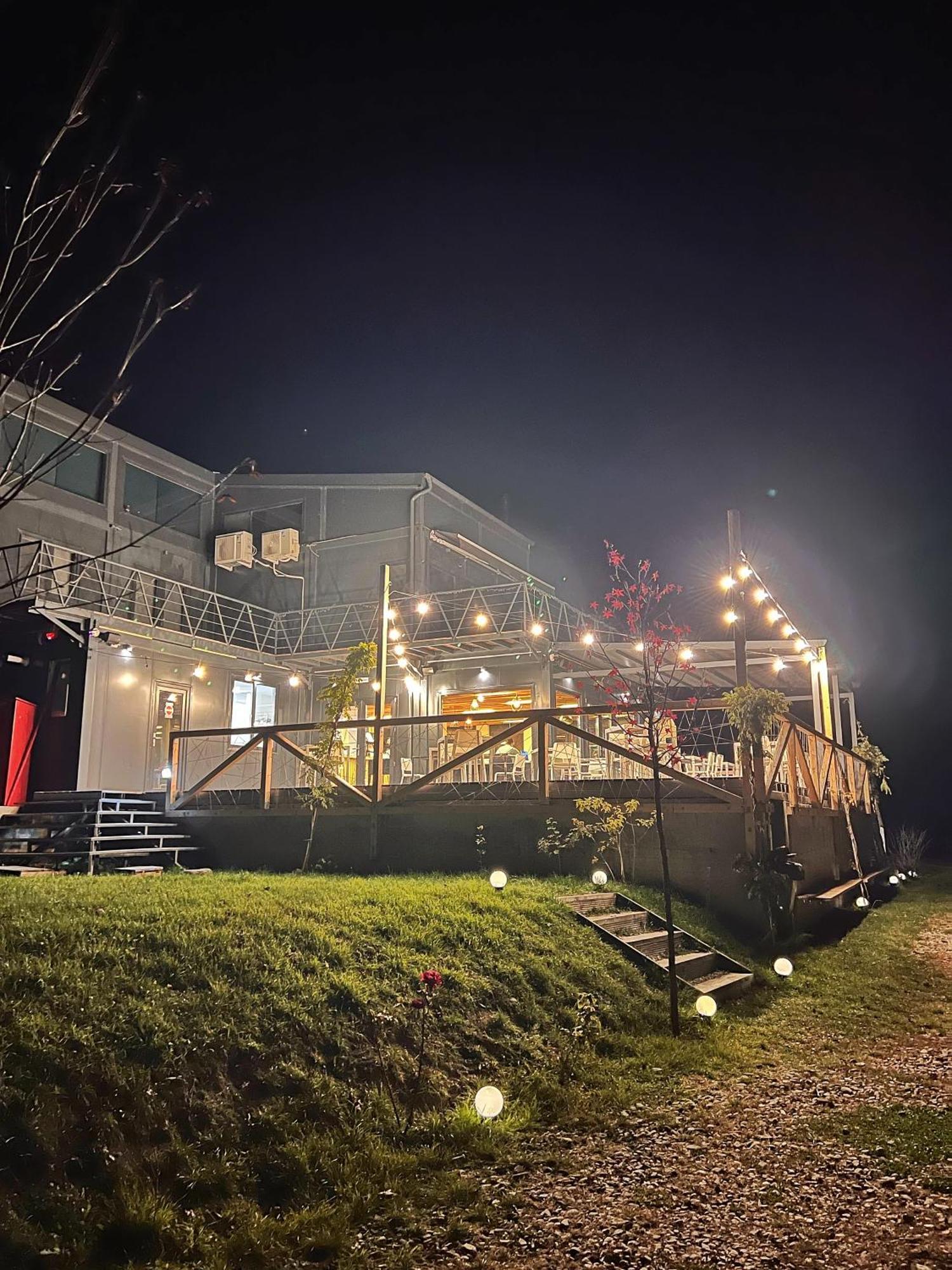 Hotel Flandra Glamping à Corbeni Extérieur photo