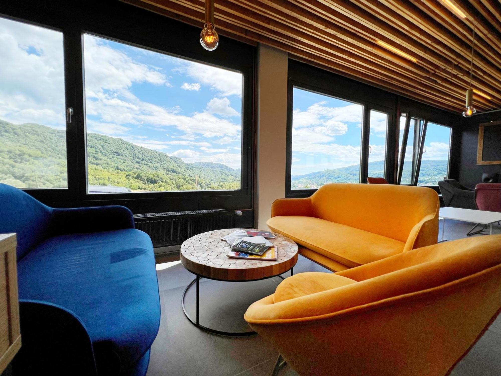 Hotel Flandra Glamping à Corbeni Extérieur photo