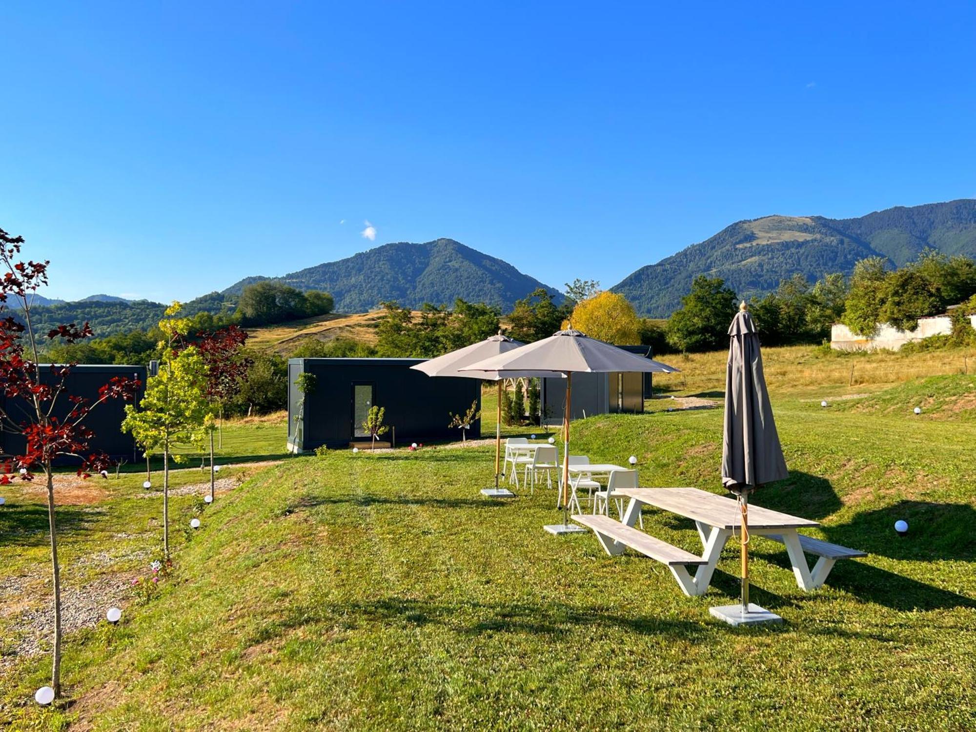 Hotel Flandra Glamping à Corbeni Extérieur photo