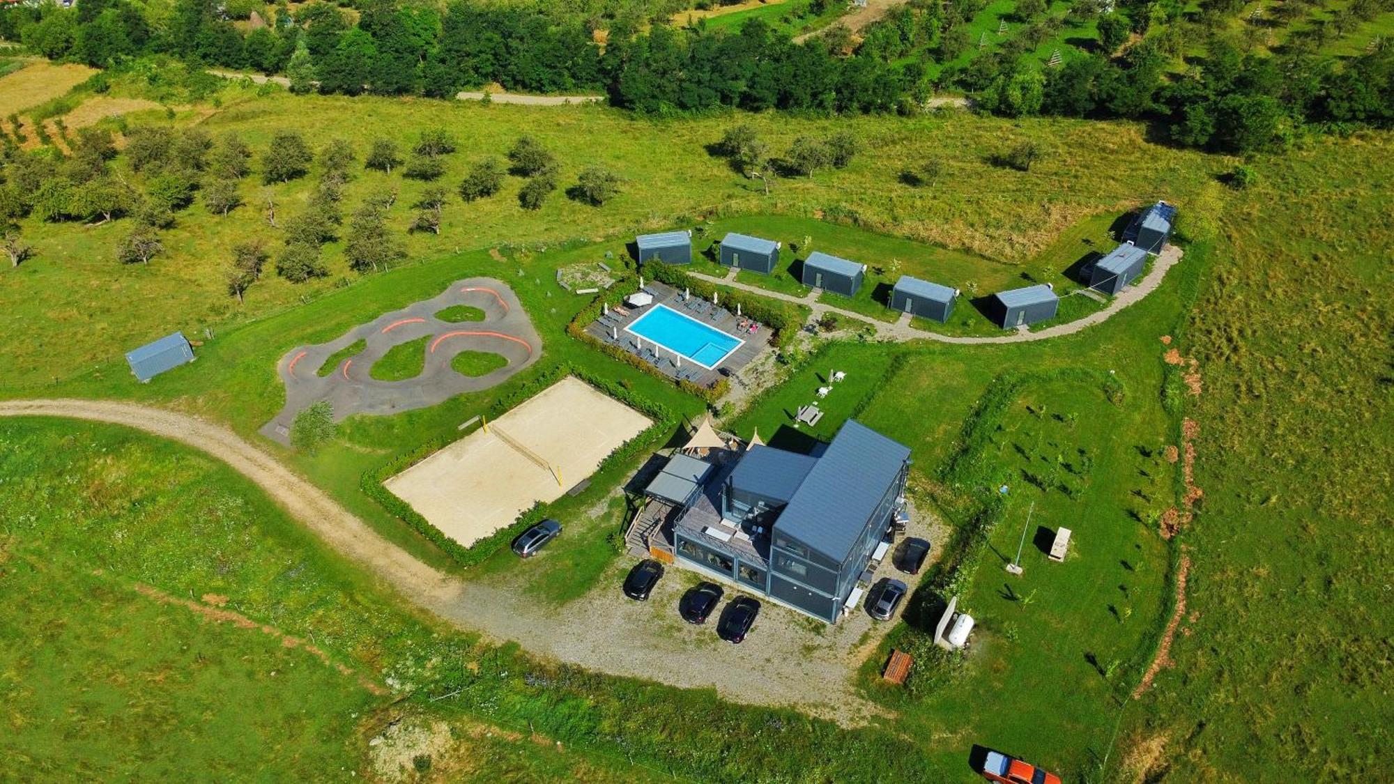 Hotel Flandra Glamping à Corbeni Extérieur photo