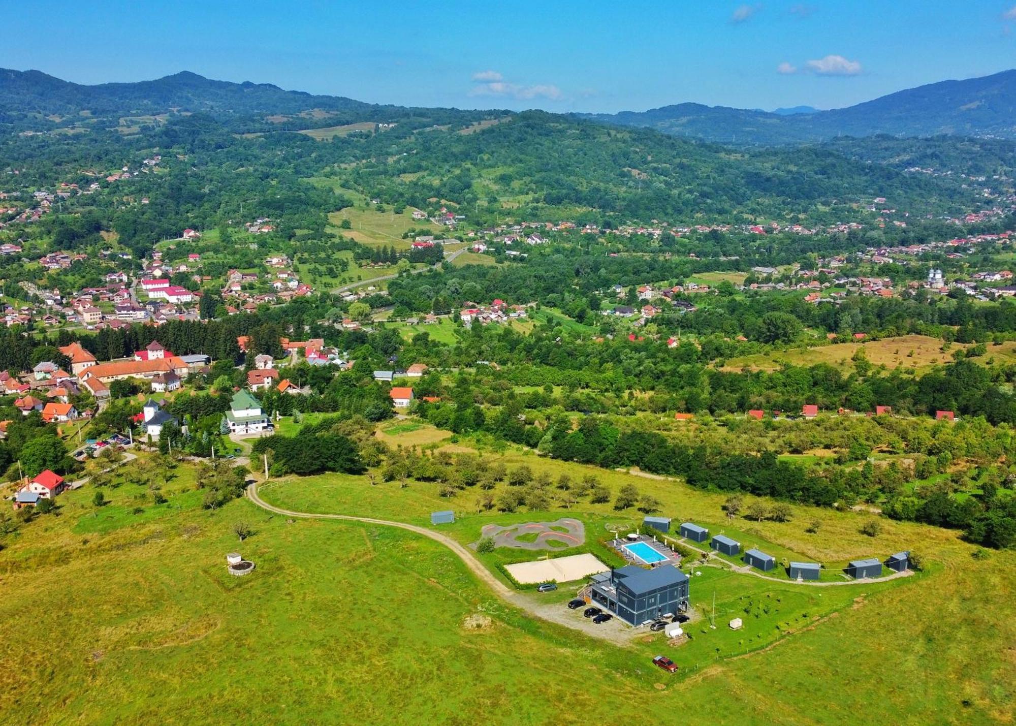 Hotel Flandra Glamping à Corbeni Extérieur photo