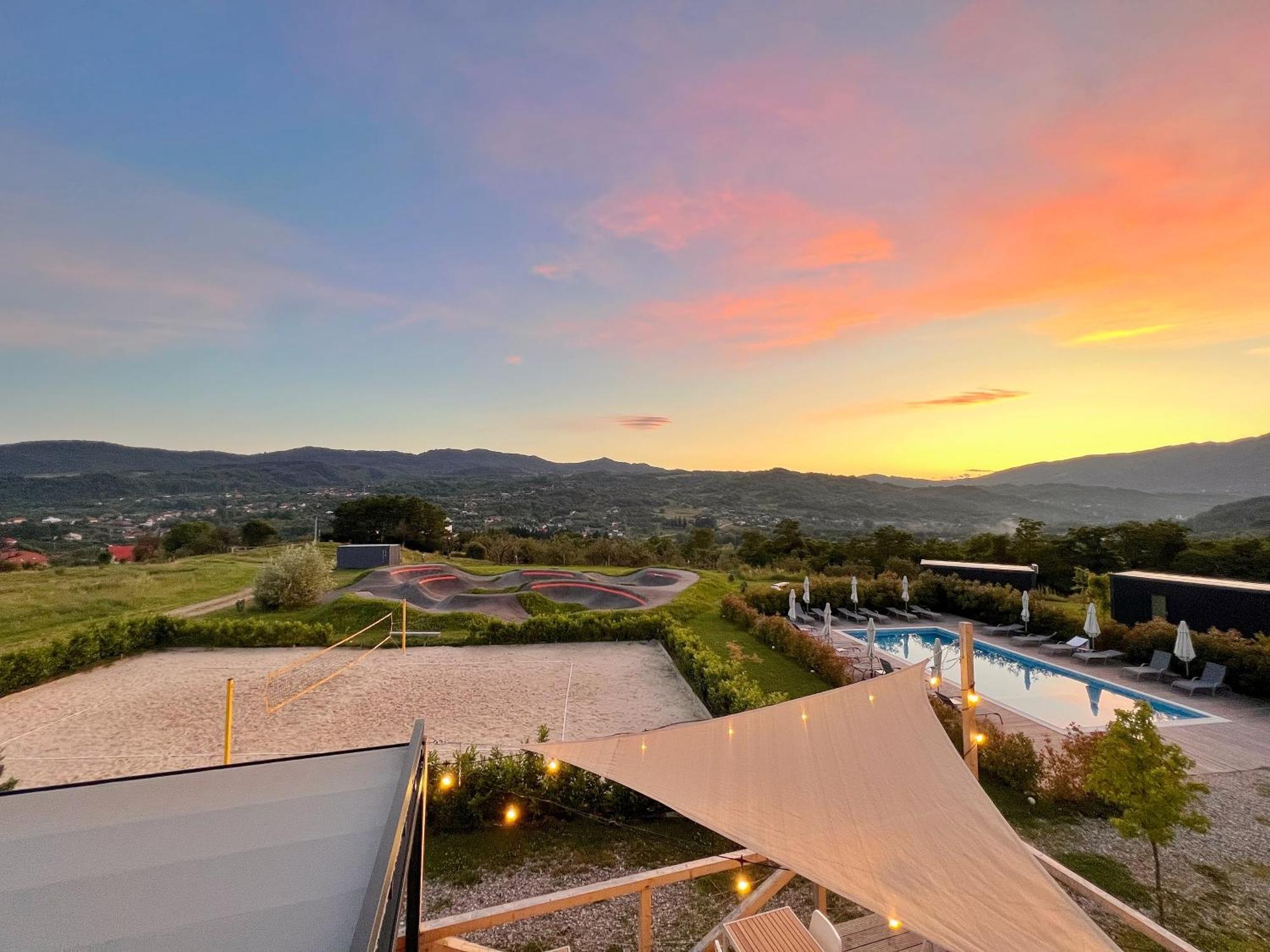 Hotel Flandra Glamping à Corbeni Extérieur photo