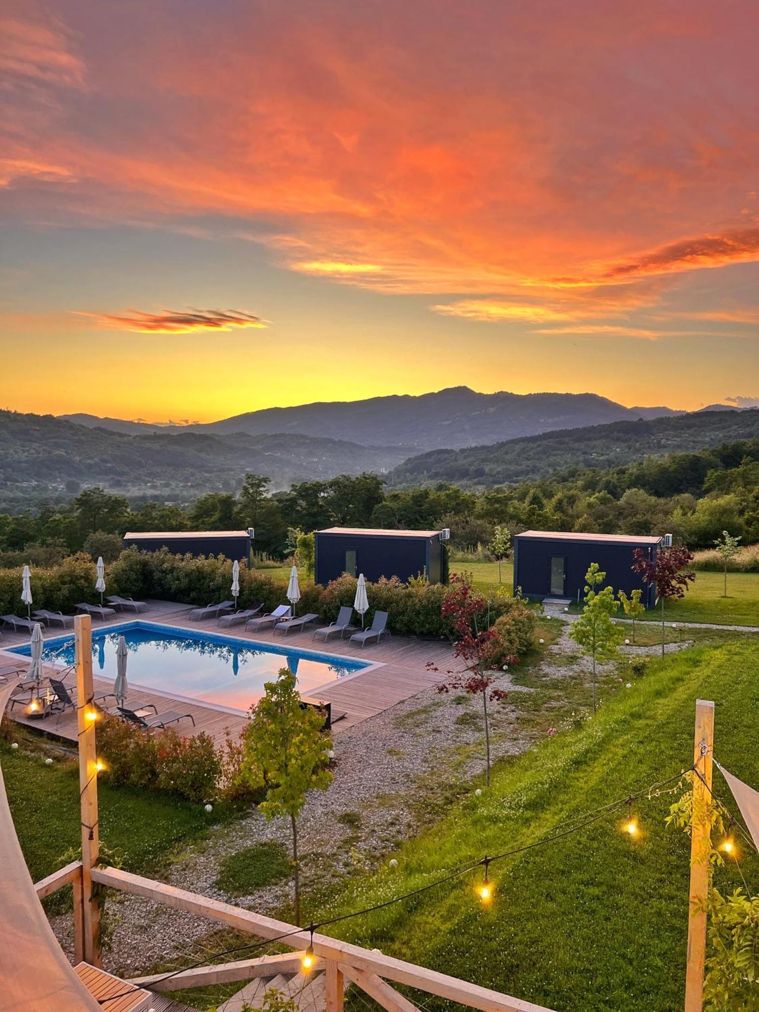 Hotel Flandra Glamping à Corbeni Extérieur photo