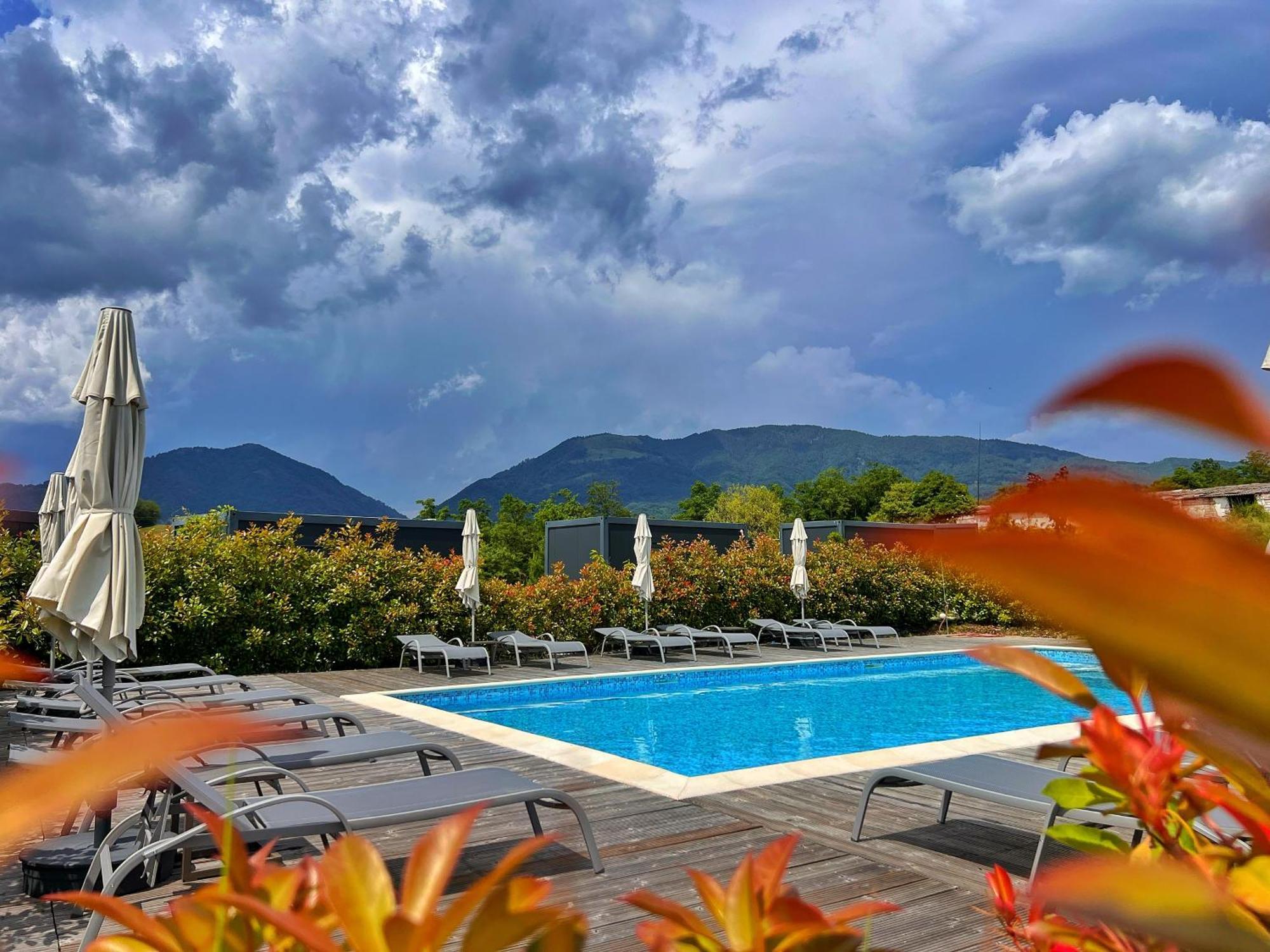 Hotel Flandra Glamping à Corbeni Extérieur photo