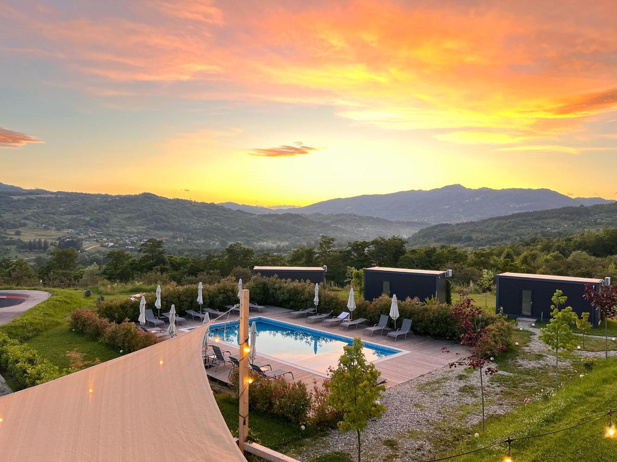 Hotel Flandra Glamping à Corbeni Extérieur photo