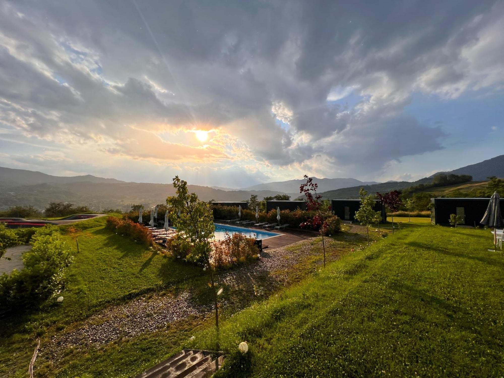 Hotel Flandra Glamping à Corbeni Extérieur photo