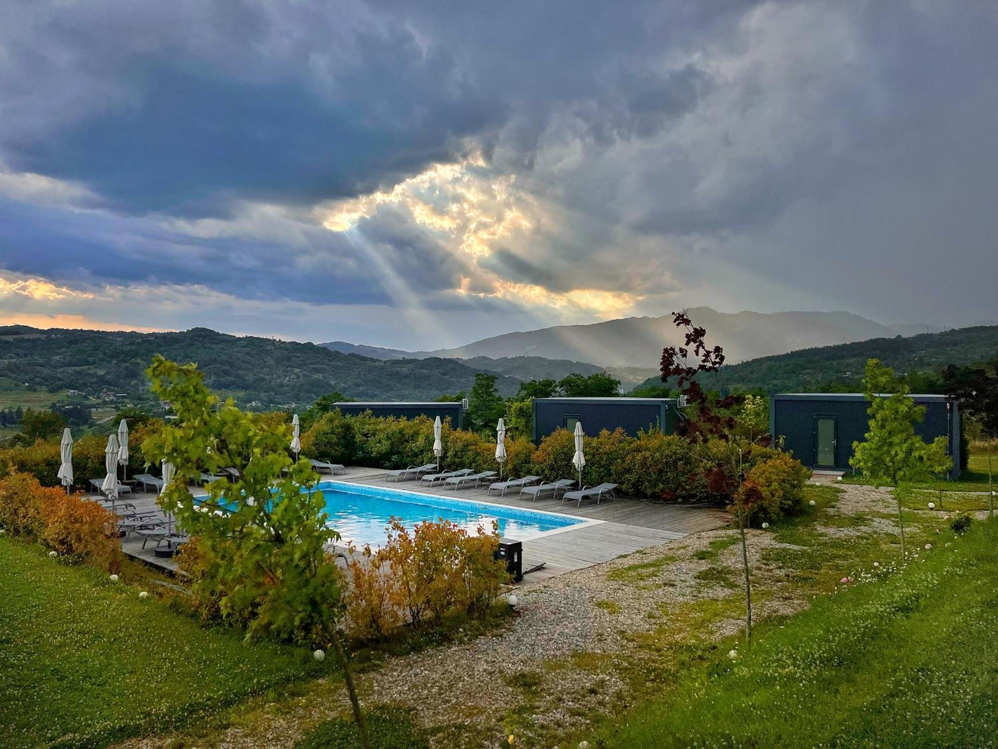 Hotel Flandra Glamping à Corbeni Extérieur photo