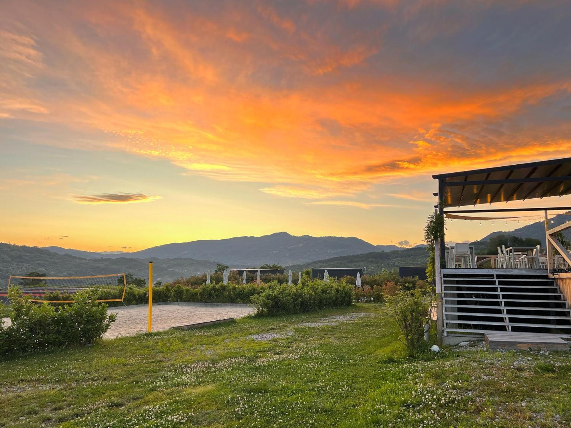Hotel Flandra Glamping à Corbeni Extérieur photo